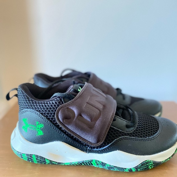 BRAND NEW Under Armor Grade School Boys Basketball Shoe - Picture 3 of 5